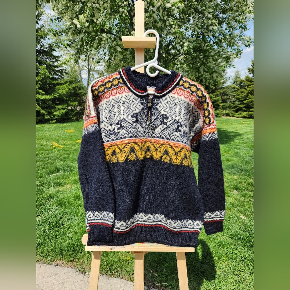 Beautiful Vintage Olympic Dale of Norway Wool sweater with 1/4 zip size XL